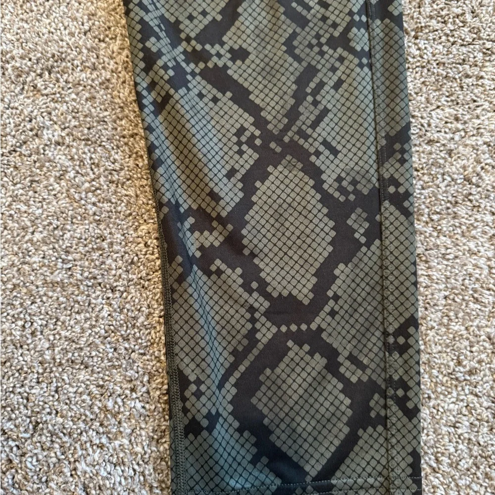 Lululemon Athletica Women’s Jet Crop Green Snake Print Pants Size 4 - Picture 6 of 7